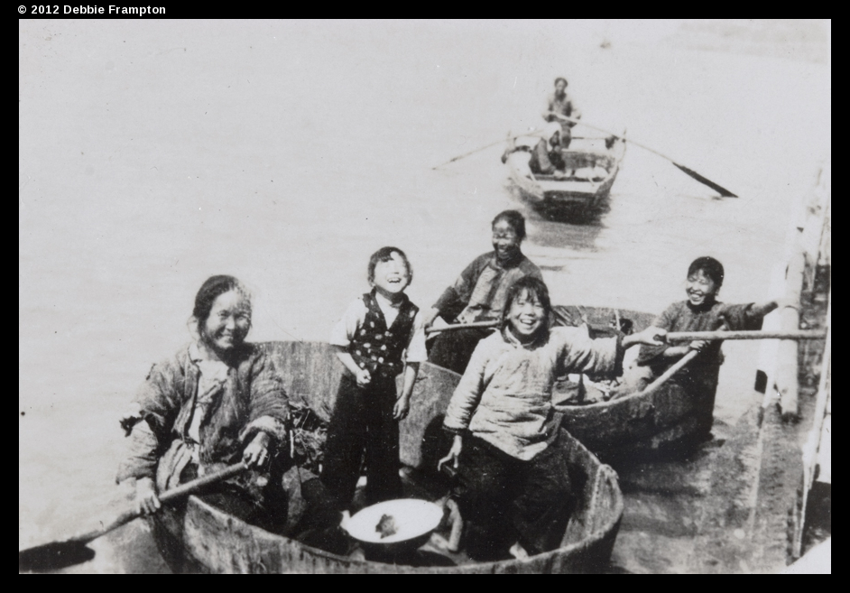 Smiles on the Yangzi, Special Collections, University of Bristol Library (reference: DM1973), Ta01-17, © 2012 Debbie Frampton.