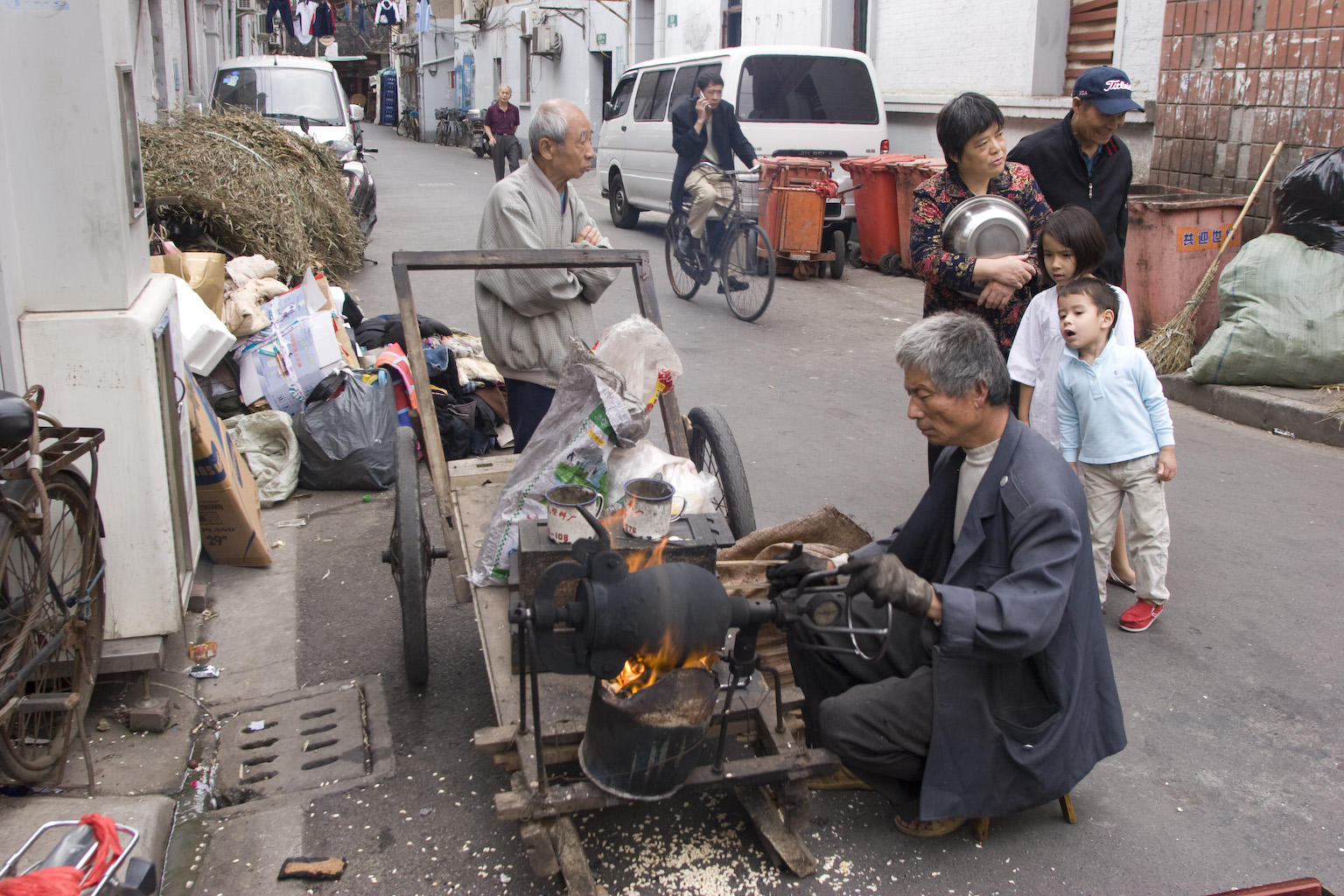 Making popcorn, Old City, Shanghai, May 2011.  Photograph by Jamie Carstairs.