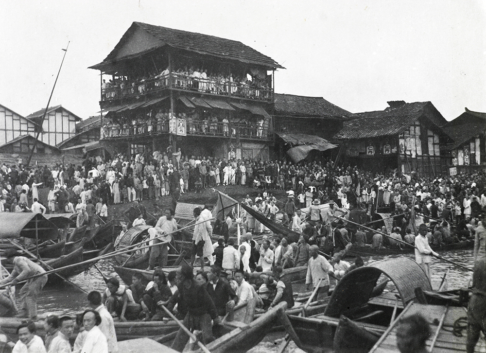 Watching the Dragon Boats, Siangtan (Xiangtan), c.1900-1930. Banister collection Ba04-23