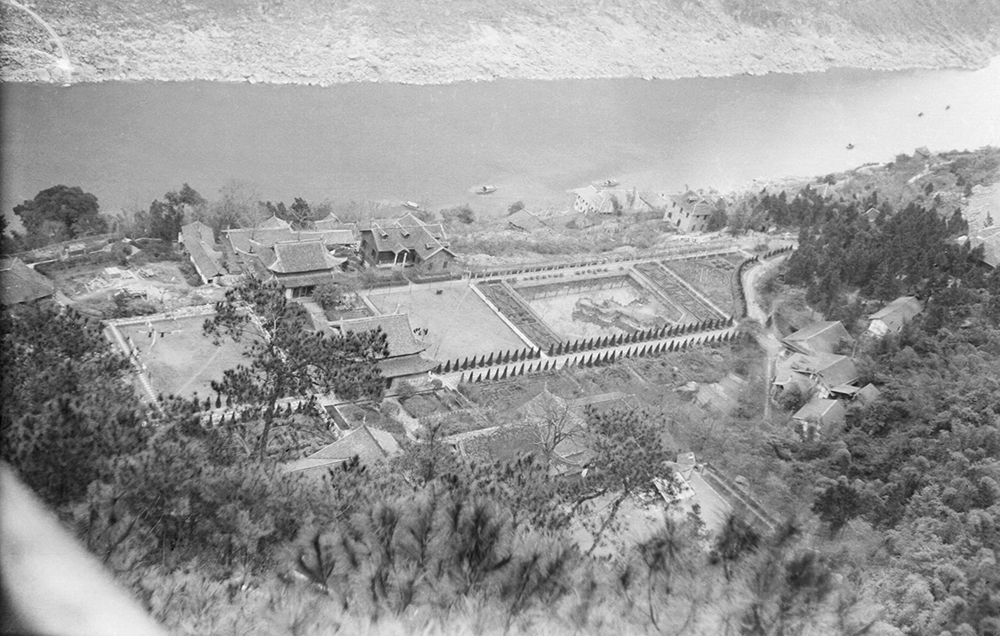 Fig. 1 View of Northern Hot Springs Park from Jinyun Hill. Sources: Historical Photographs of China project, Fu Bingchang Collection, Fu-n186 © 2007 C. H. Foo and Y. W. Foo
