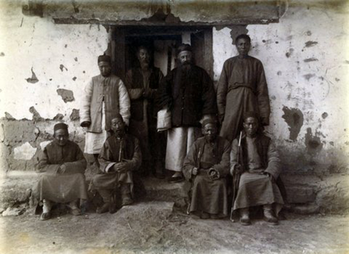 3. The Mission Station at Szu ku-shan: Father Braun and some of his flock, 1890. Photograph by Guy Hillier (Author’s collection).