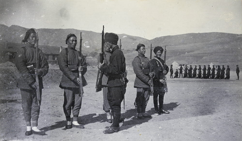 ‘Instruction of Recruits’, 1st Chinese Regiment, Weihaiwei. An example of an image that might have been sent home. Historical Photographs of China ref: Ru01-013.
