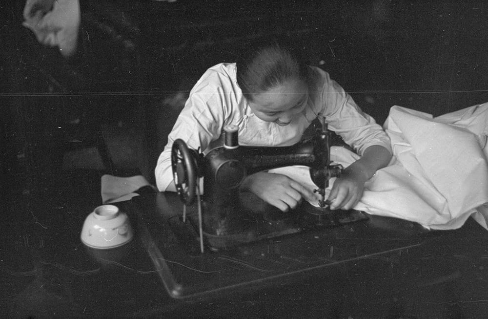 Woman sewing, Shanghai. Photograph by Malcolm Rosholt. HPC ref: Ro-n0198.