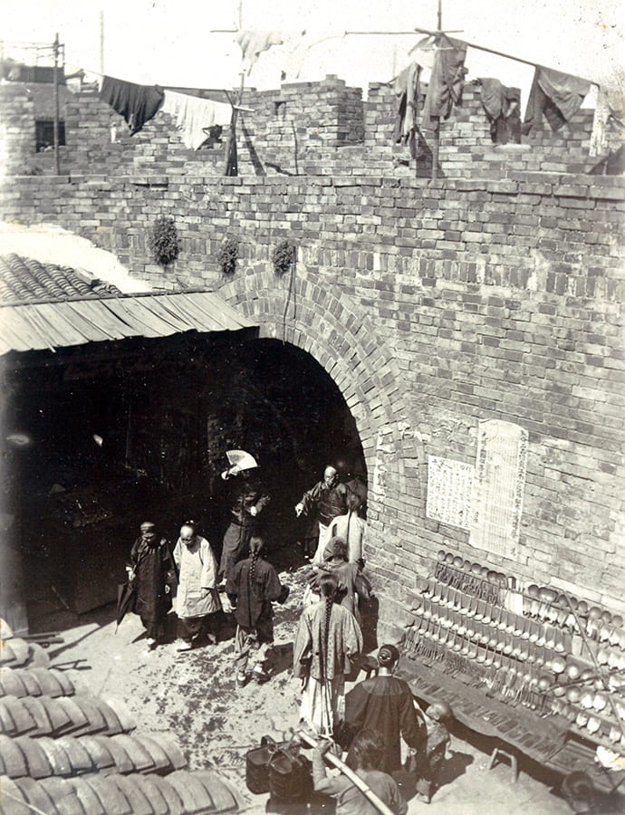 The inner bailey, New North Gate, Old City, Shanghai, c.1902. HPC ref: Da01-05.