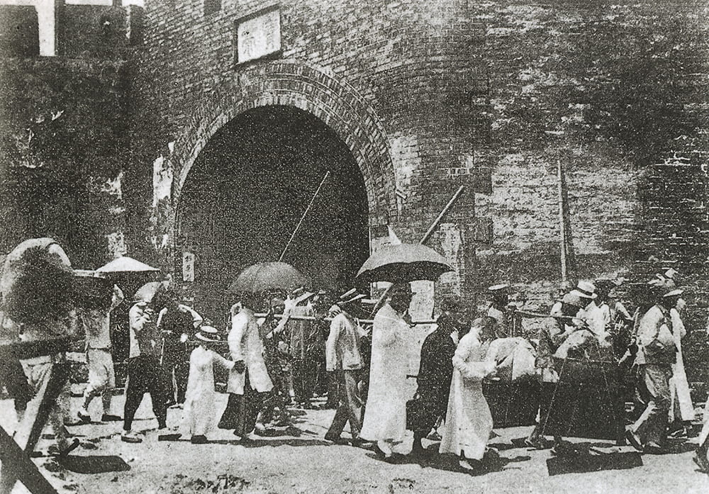 Little East Gate, Shanghai, c.1910. Source: Shanghai Library Archive.