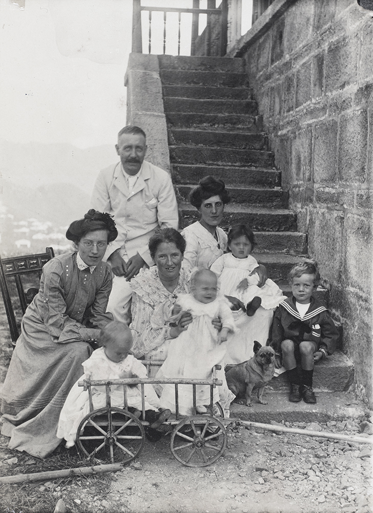 1. Edie’s brother, Herbert and (from left) Hetty (née Heukendorff), wife of Edie’s brother, Ernest, who may have taken the snapshot, Amy (Herbert’s wife), Edie, and ‘progeny’: Jiujiang, c. 1904.