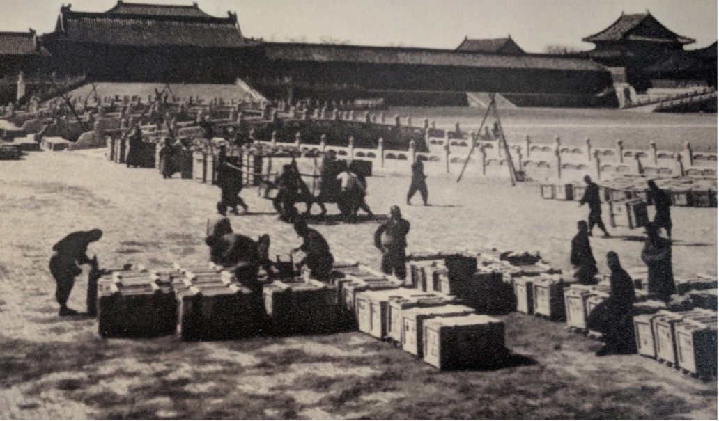 The Forbidden City at War: Images of the Wartime Evacuation of the 